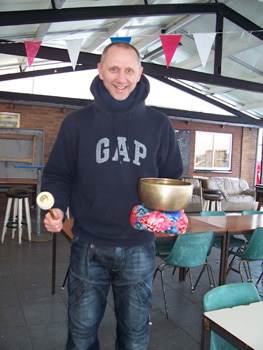 Gong wordt geslagen op de mindfulness workshop